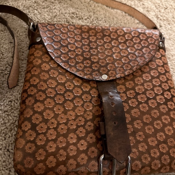 Beautiful Vintage Leather Saddle Purse With Flower design - Picture 6 of 9